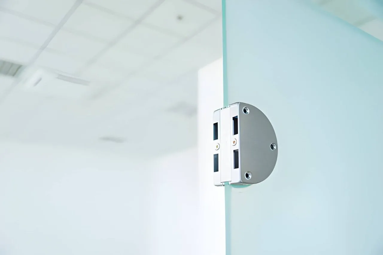 Glass door patch-fitting lock installation